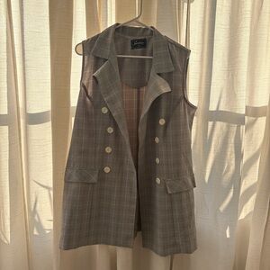 Chic Gray Checkered Sleeveless Vest